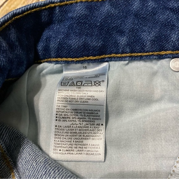 Old Navy Medium Wash Frayed Cut Off Jean Skirt - Picture 4 of 4